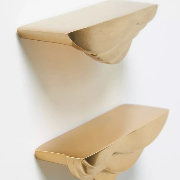 Edith Pulls - Picture 2 of 3